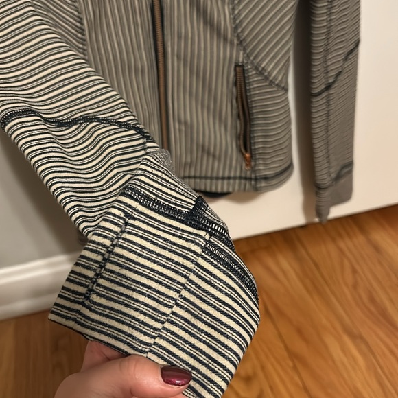 limited edition LULULEMON define jacket - Picture 3 of 3